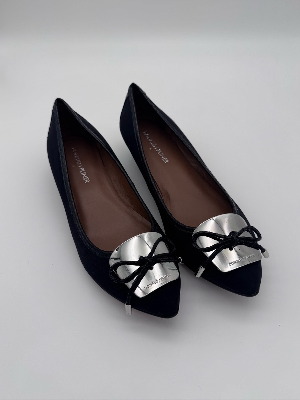 Donald Pliner Black Pointed Toe Silver Plate Bow Low Wedge Flats Size 7 - Picture 11 of 12